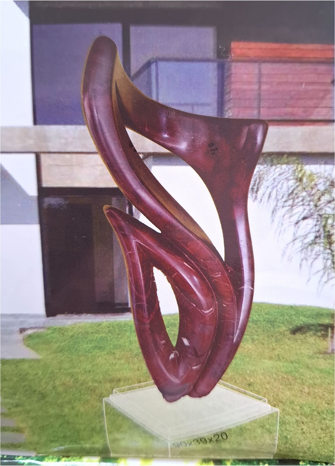 Escultura de Clécius Coser em mármore