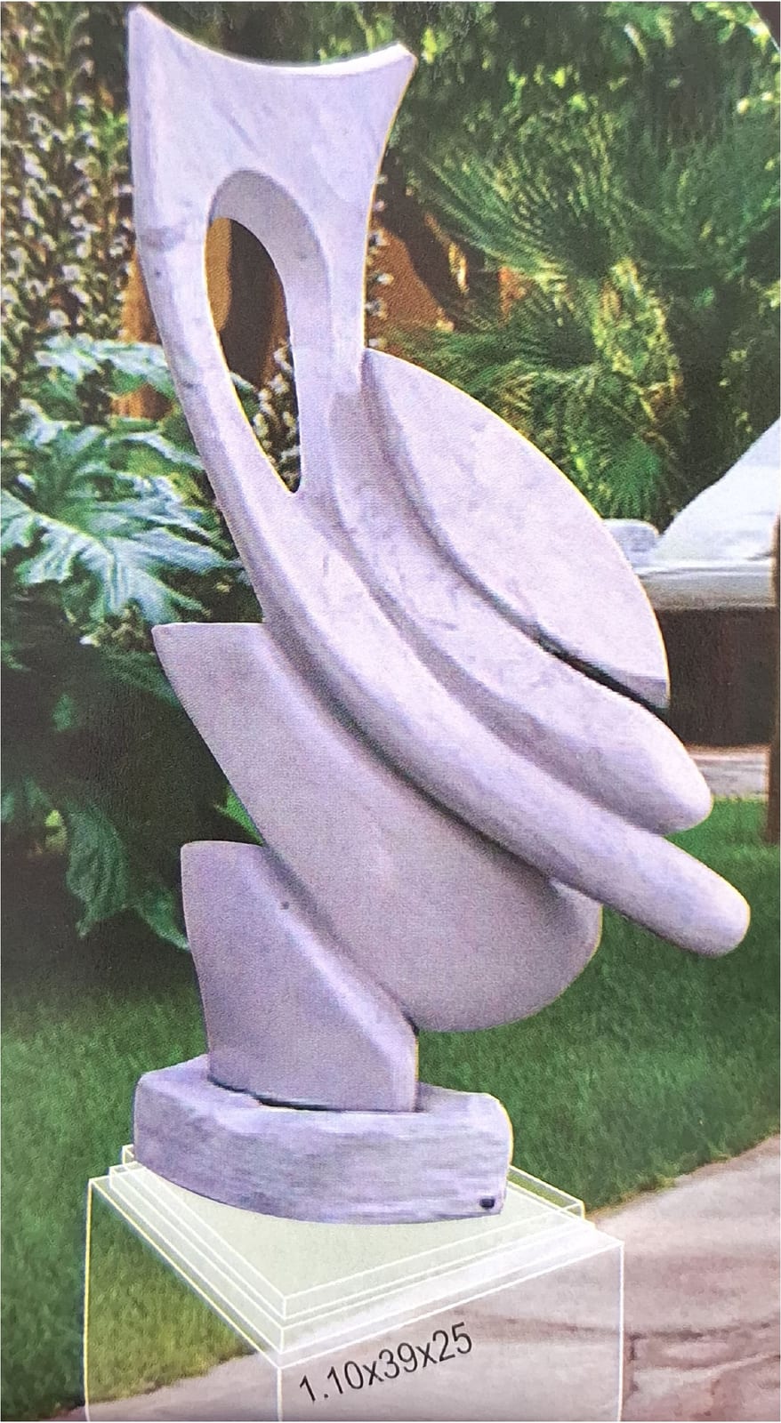 Escultura de Clécius Coser em mármore