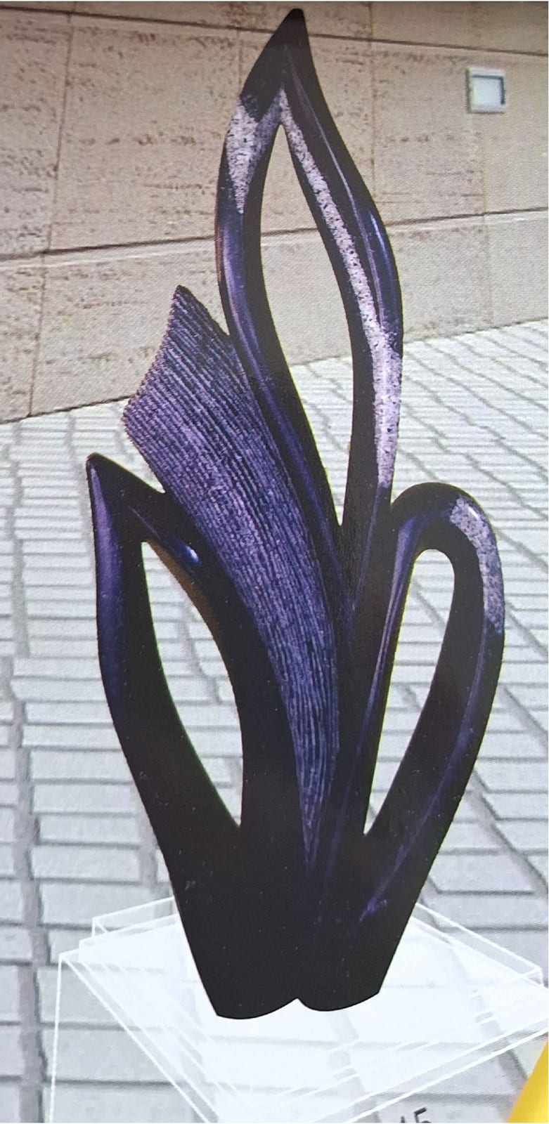 Escultura de Clécius Coser em granito