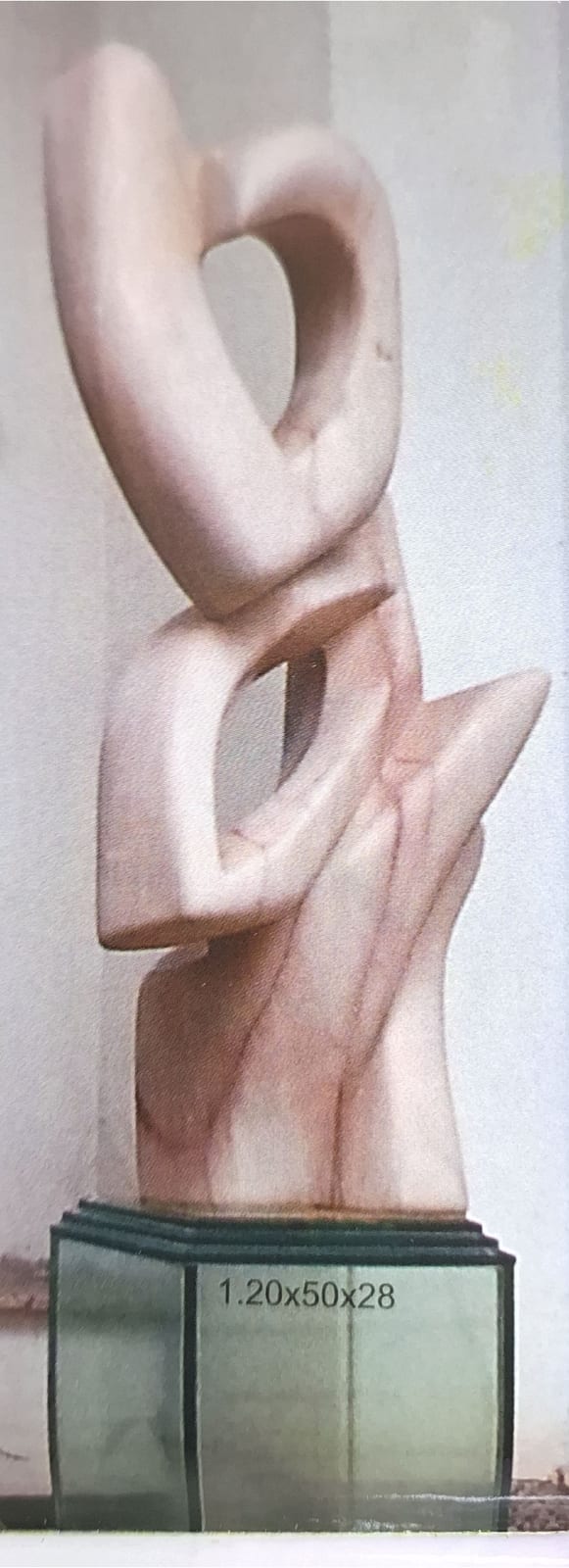 Escultura de Clécius Coser em mármore