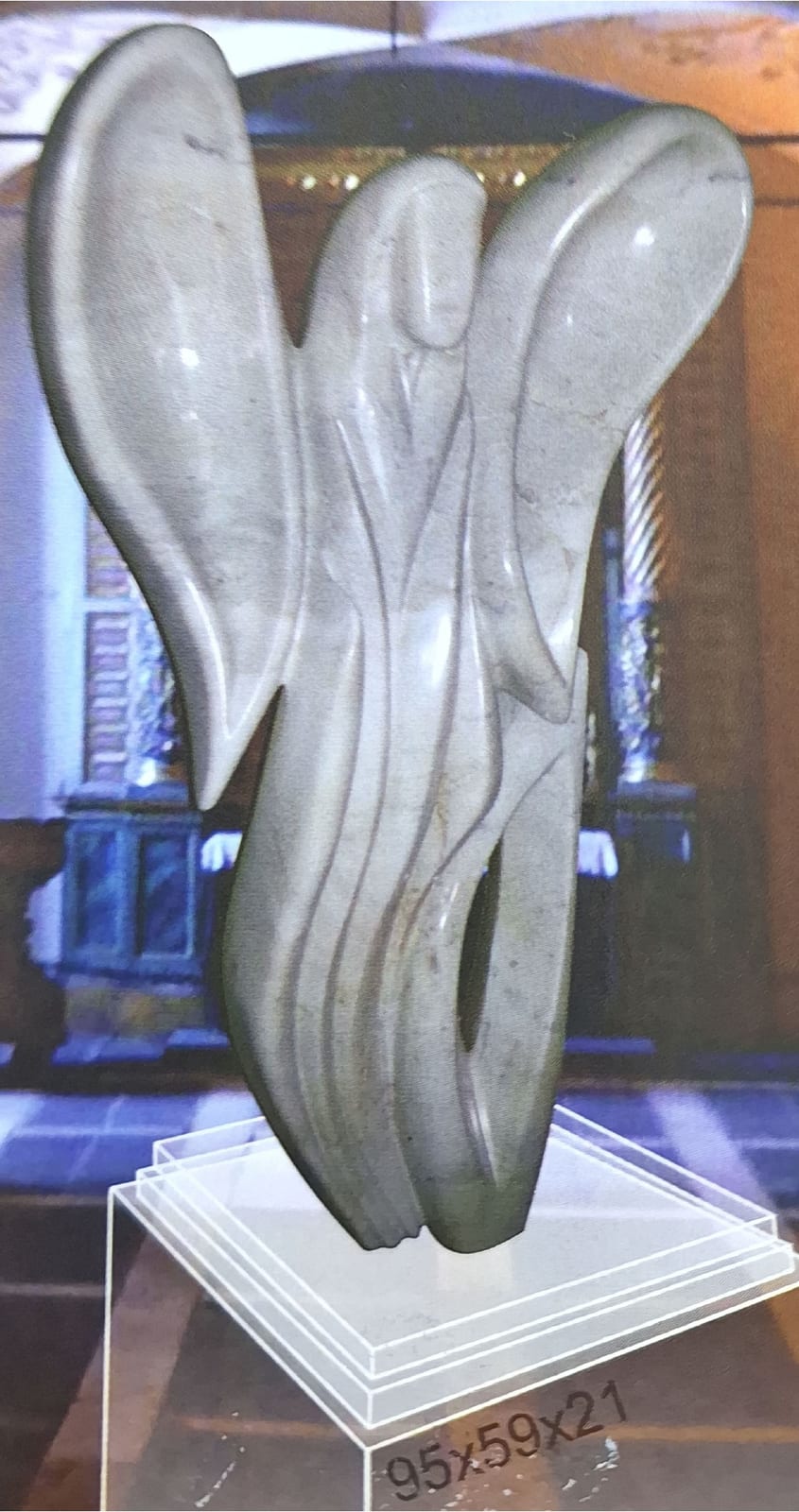 Escultura de Clécius Coser em granito