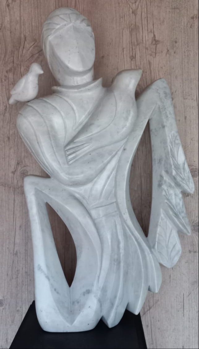 Escultura de Clécius Coser em mármore branco