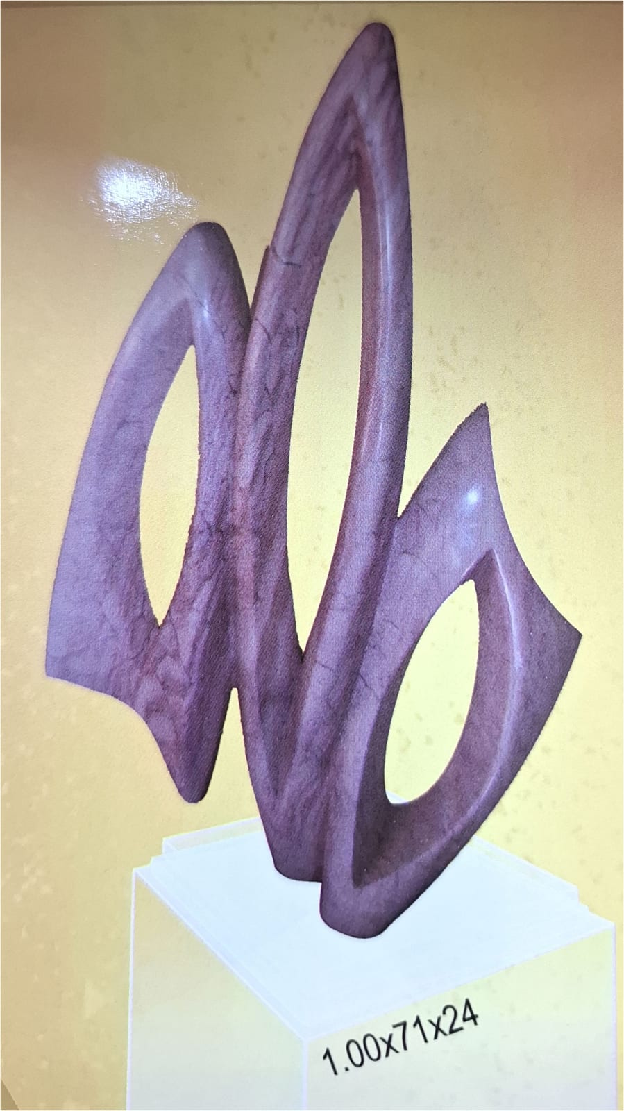 Escultura de Clécius Coser em mármore