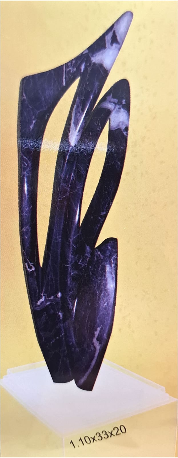 Escultura de Clécius Coser em granito