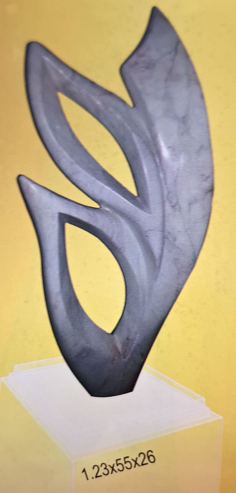 Escultura de Clécius Coser em granito