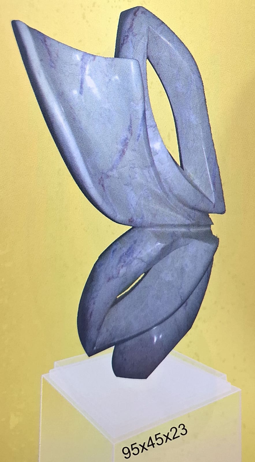 Escultura de Clécius Coser em granito