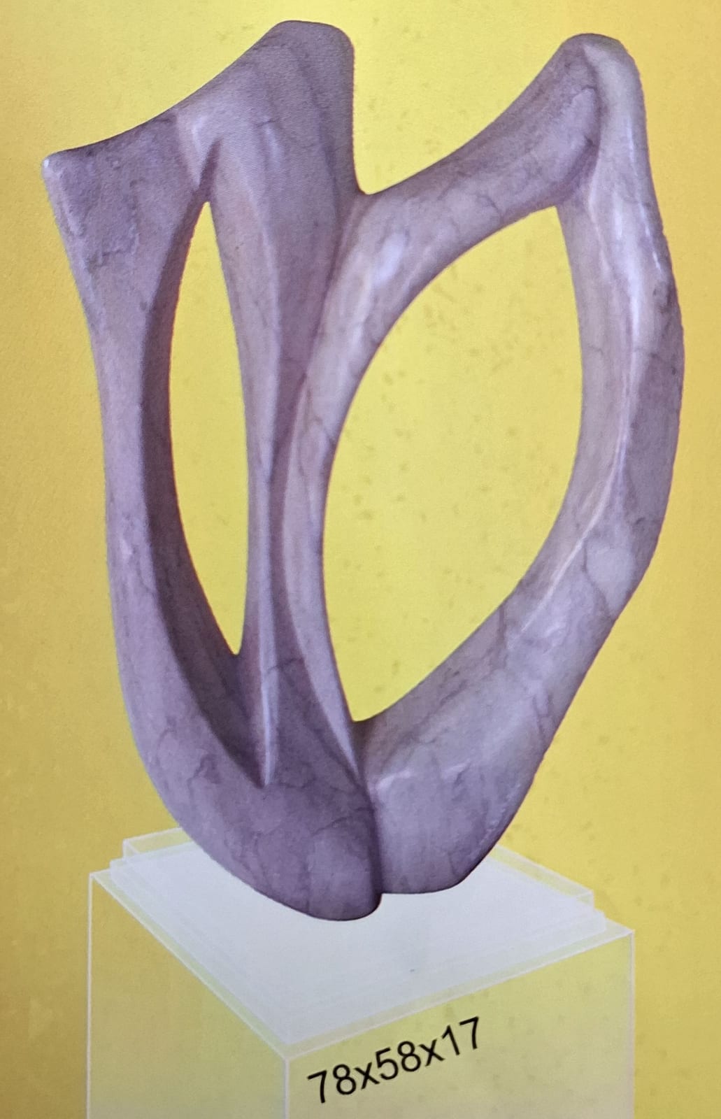 Escultura de Clécius Coser em mármore