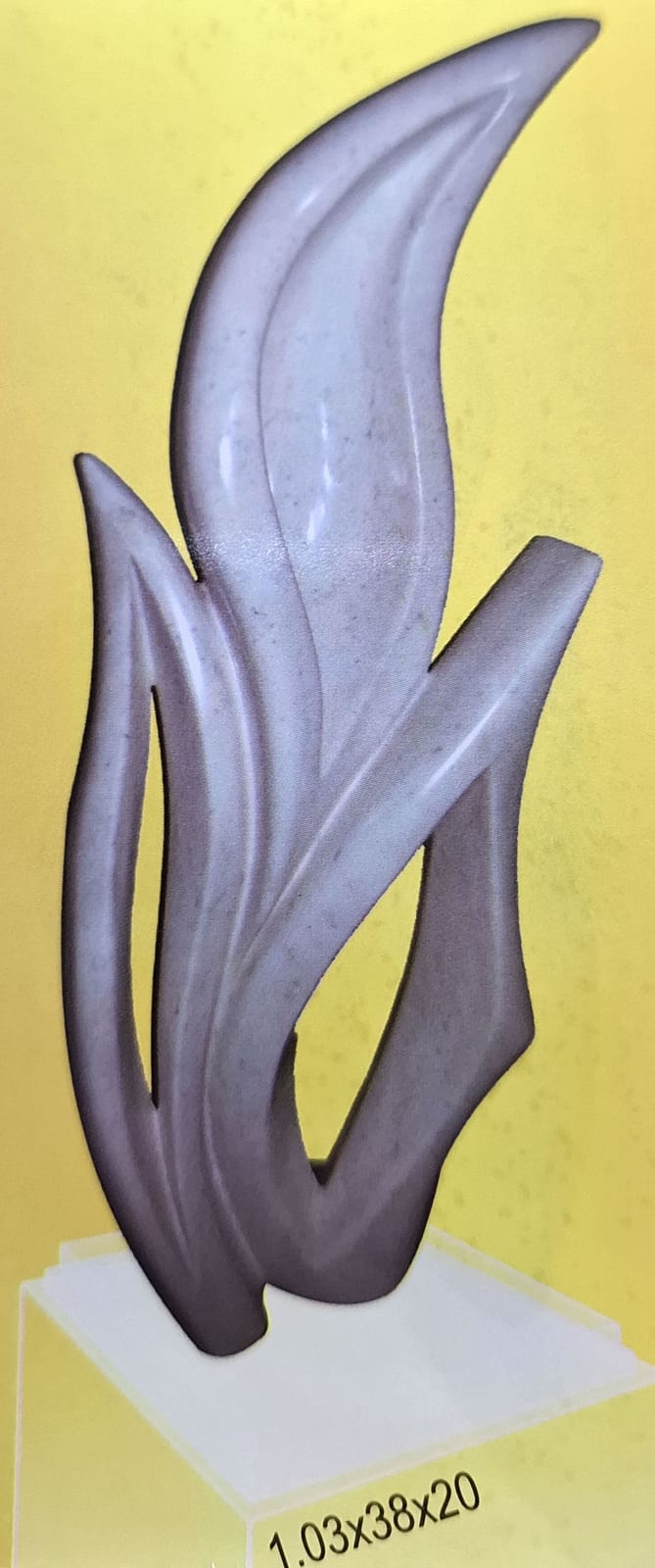 Escultura de Clécius Coser em mármore