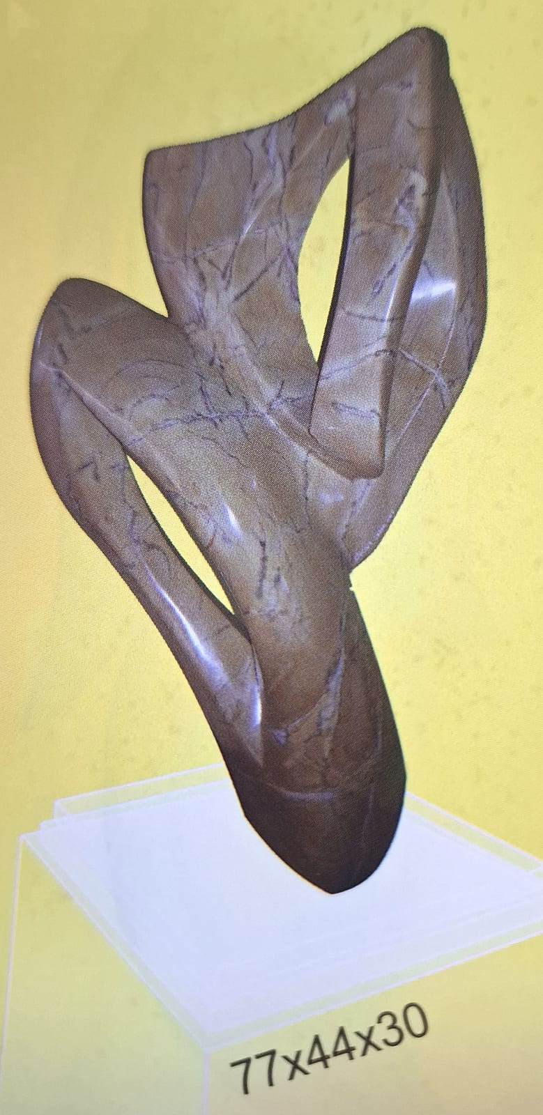Escultura de Clécius Coser em granito