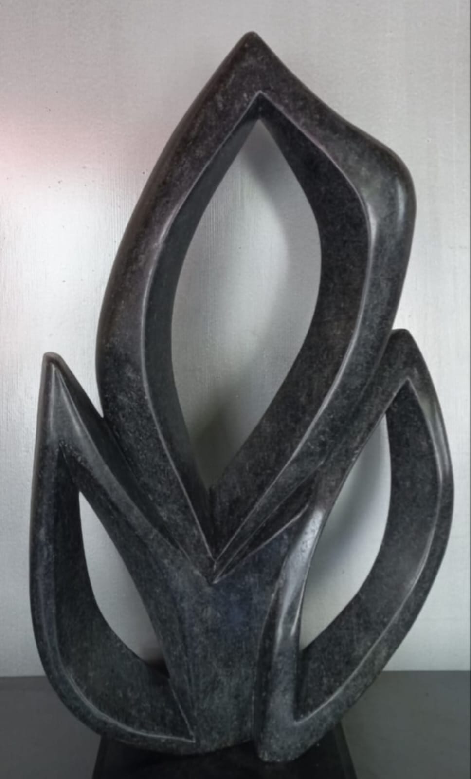 Escultura de Clécius Coser em granito