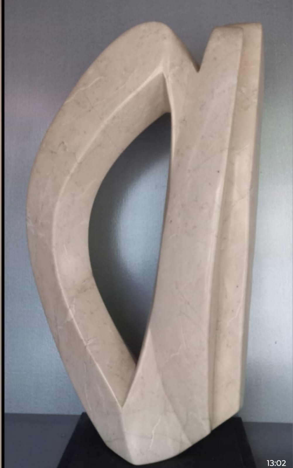 Escultura de Clécius Coser em mármore